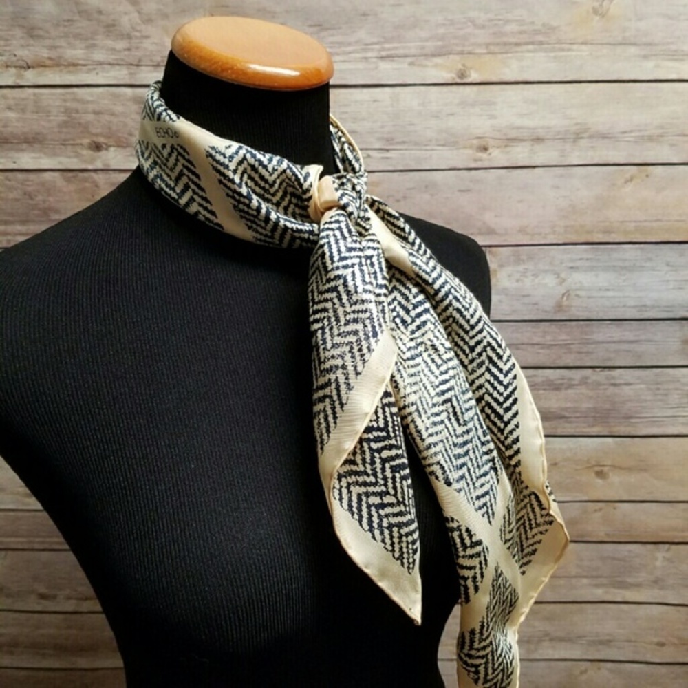 Echo Scarf - Picture 2 of 3